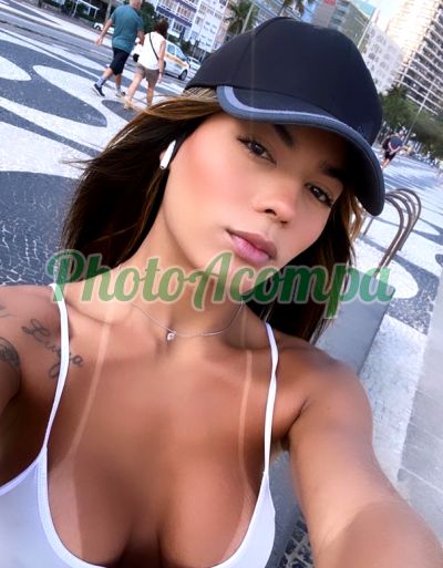 Dani, travesti em Copacabana (RJ)