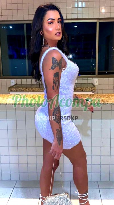 Caroline, travesti em Copacabana (RJ)