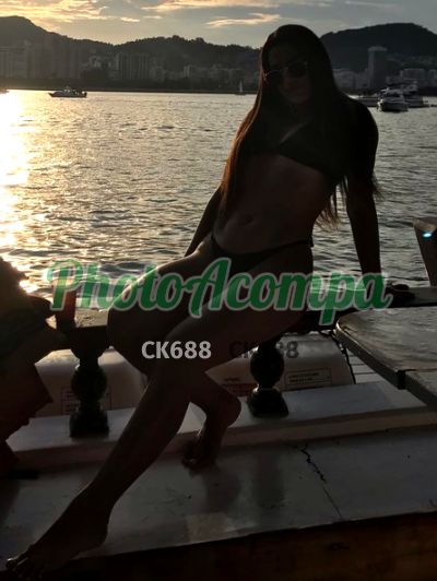 Anitta, garota de programa em Copacabana (RJ)