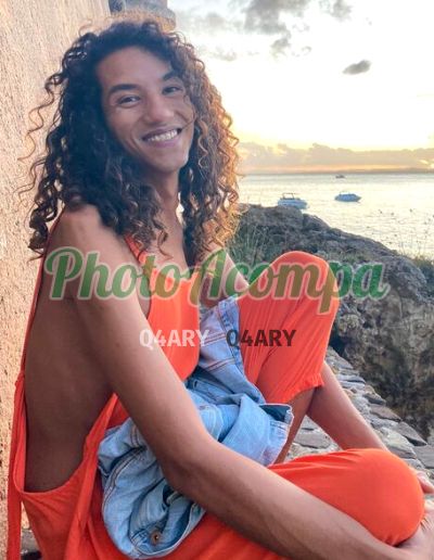 Sereia, travesti no Rio Vermelho (Salvador)