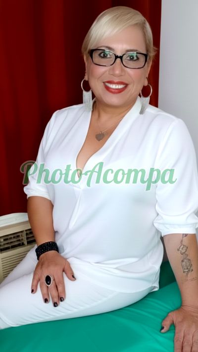 Lecy Rodrigues, mulher que faz massagens eróticas em Copacabana (RJ)