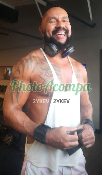 Cícero, homem que faz massagens eróticas em Santos