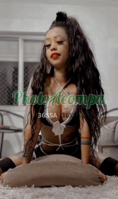 Mirella, mulher que faz videochamadas e sexting