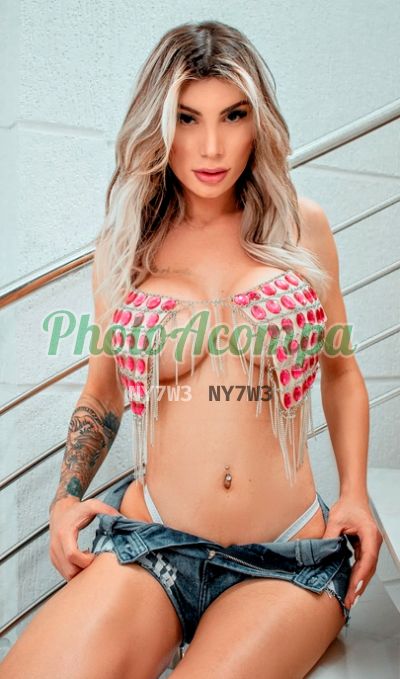 Júlia Sampaio, travesti em Copacabana (RJ)