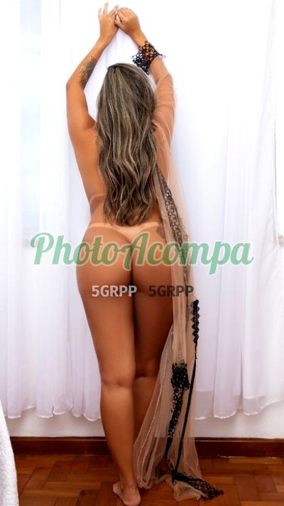 Karol Castro, acompanhante em Cruzeiro