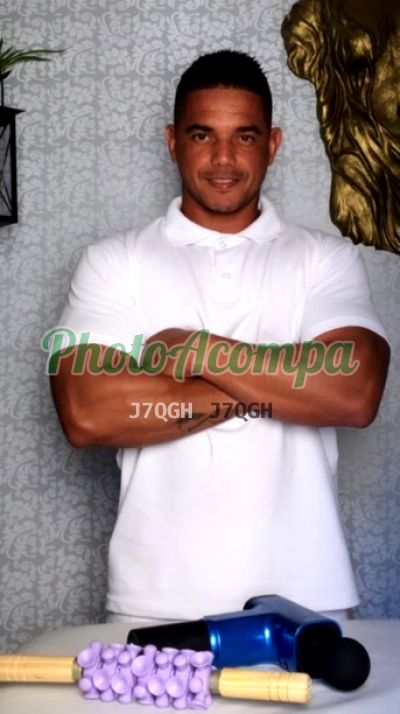 Bernardo, homem que faz massagens eróticas no Recreio dos Bandeirantes (RJ)
