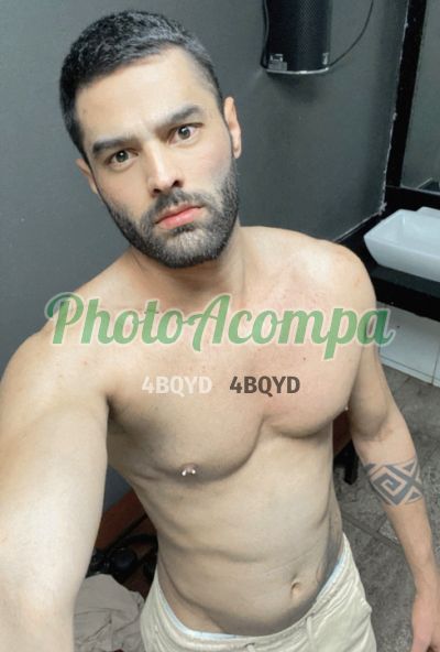 Ravi, homem que faz massagens eróticas em Copacabana (RJ)