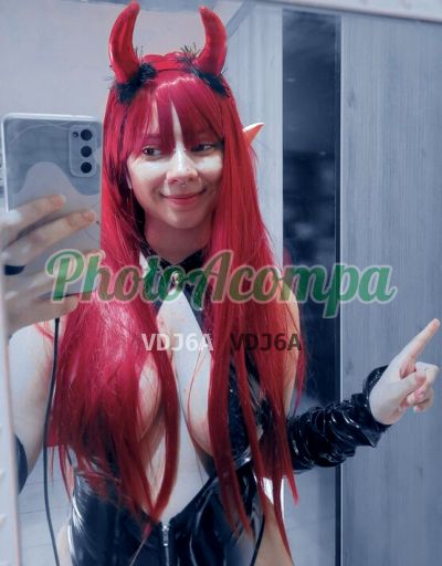 Necrosa, mulher que faz videochamadas e sexting
