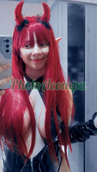 Necrosa, mulher que faz videochamadas e sexting
