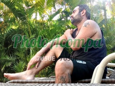 Rafael, homem que faz massagens eróticas em Recife