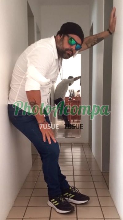 Rafael, homem que faz massagens eróticas em Recife