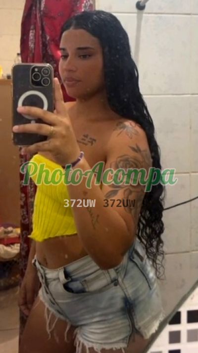 Hillary Santos, mulher que faz videochamadas e sexting