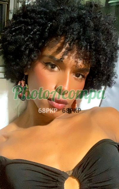 Brenda Salles, travesti em Copacabana (RJ)