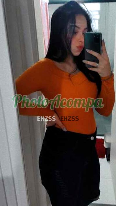 May, mulher que faz videochamadas e sexting