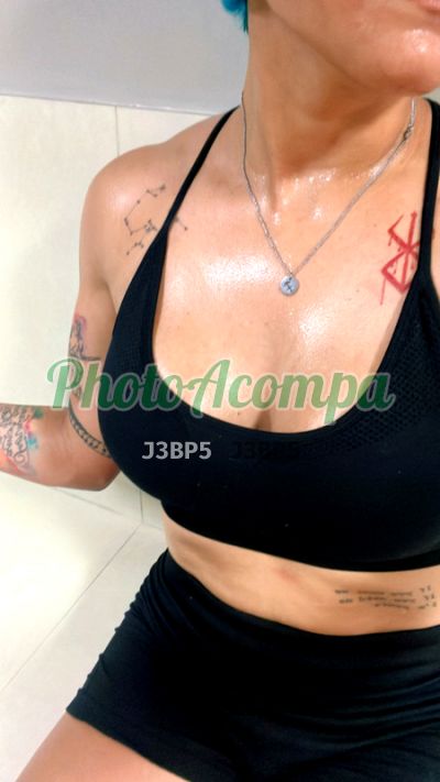 Raaveenaah, mulher que faz videochamadas e sexting