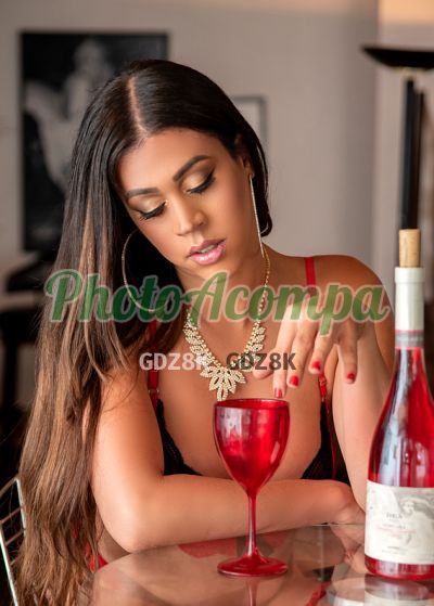 Suellen Elliot, travesti na Barra da Tijuca (RJ)