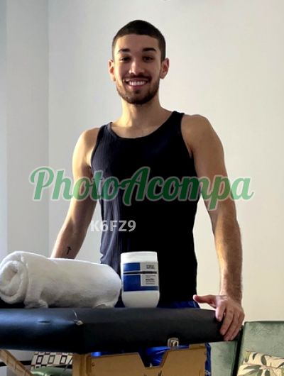 Lucas, homem que faz massagens eróticas em Copacabana (RJ)