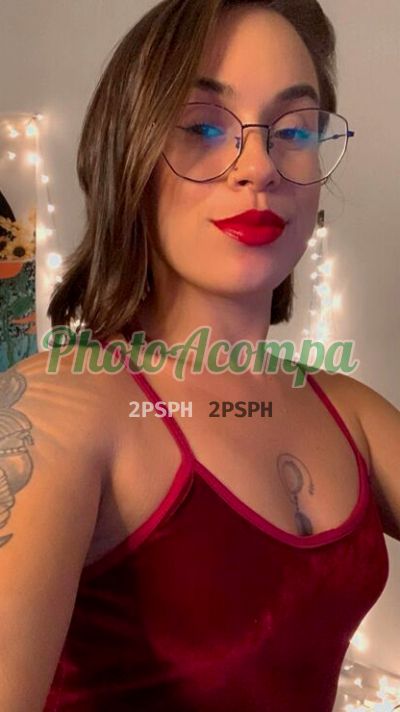 Petit Sophie, mulher que faz videochamadas e sexting
