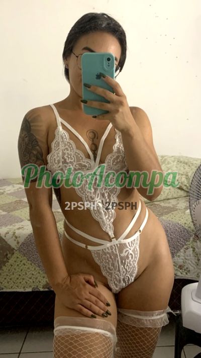 Petit Sophie, mulher que faz videochamadas e sexting