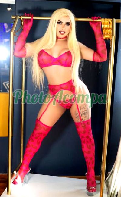 Manu, travesti em Copacabana (RJ)