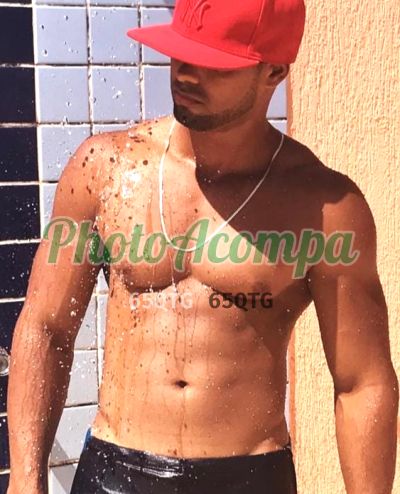 Felipe Max, homem que faz massagens eróticas em Salvador