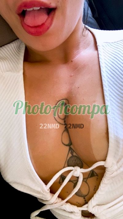Petit Sophie, mulher que faz videochamadas e sexting
