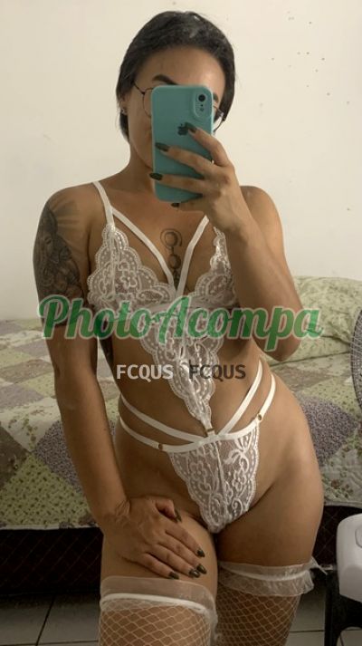 Petit Sophie, mulher que faz videochamadas e sexting