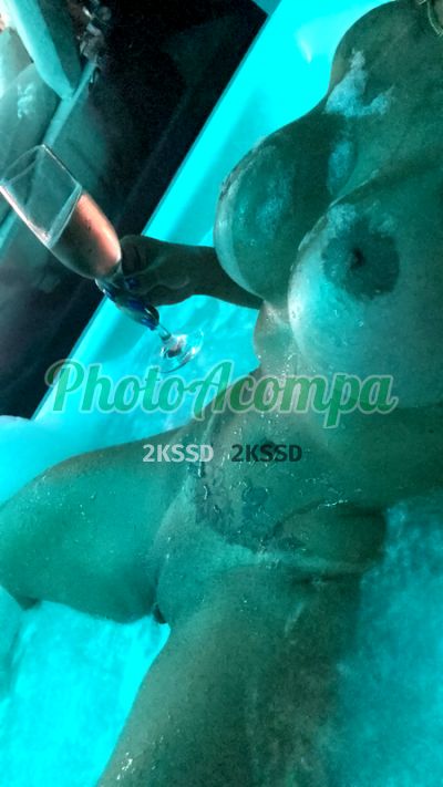 Melina Mendes, mulher que faz videochamadas e sexting