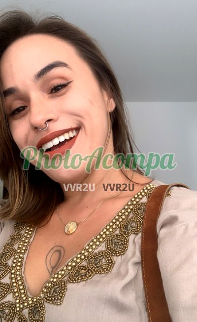 Petit Sophie, mulher que faz videochamadas e sexting
