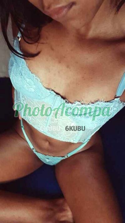 Ravena, mulher que faz videochamadas e sexting