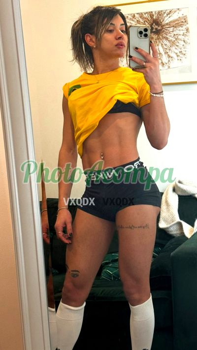 Jenni, travesti na Barra da Tijuca (RJ)