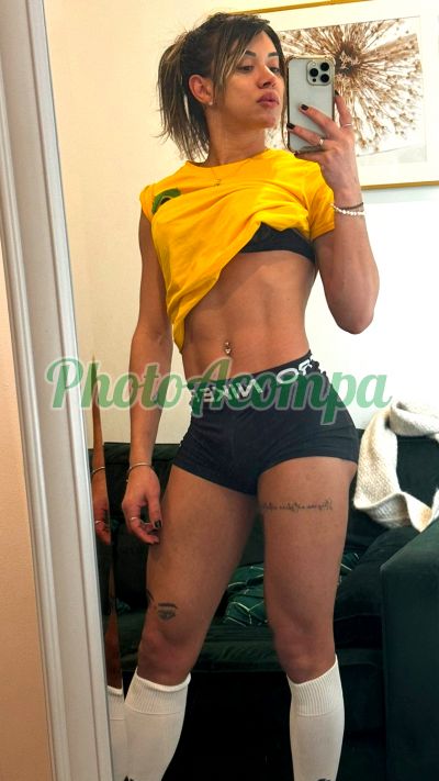 Jenni, travesti na Barra da Tijuca (RJ)