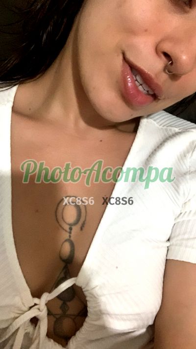 Sophie, mulher que faz videochamadas e sexting