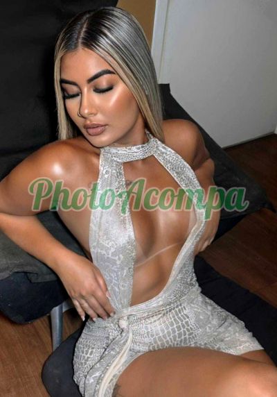 Mirella, mulher que faz massagens eróticas em Copacabana (RJ)
