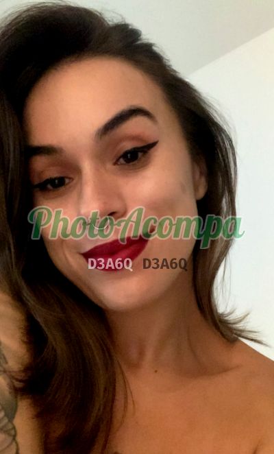 Sophie, mulher que faz videochamadas e sexting