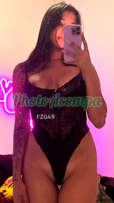 Mia Hub, mulher que faz videochamadas e sexting