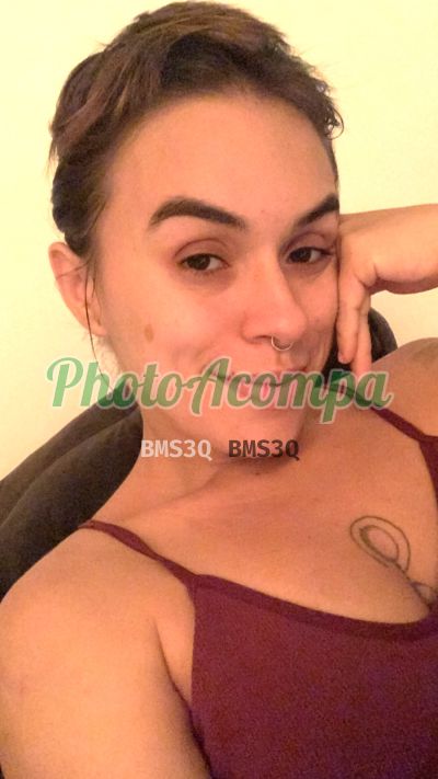 Agatha Sophie, mulher que faz videochamadas e sexting