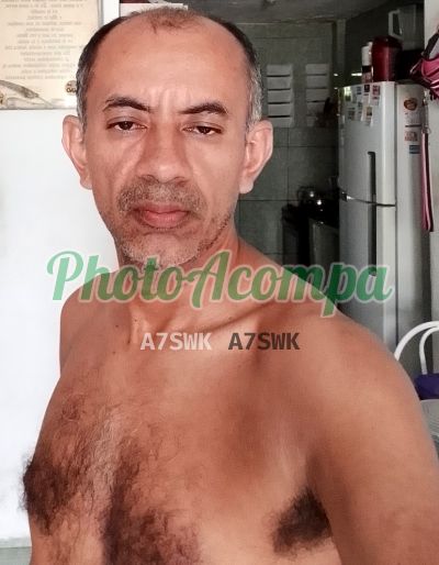 Miguel, homem que faz massagens eróticas em Fortaleza