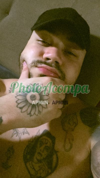 Leopoldo, homem que faz massagens eróticas em Goiânia