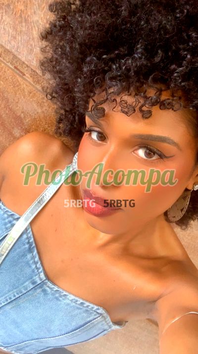 Brenda Salles, travesti em Copacabana (RJ)