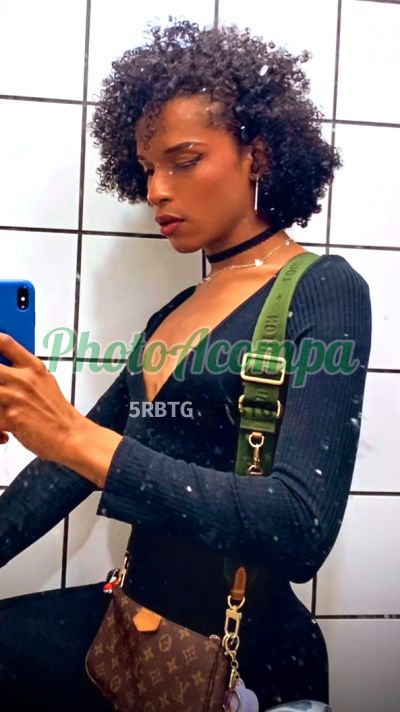 Brenda Salles, travesti em Copacabana (RJ)