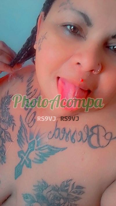 Malévola, mulher que faz videochamadas e sexting
