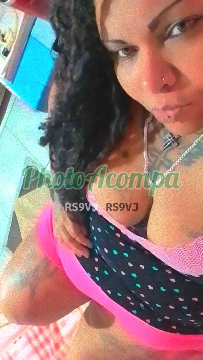 Malévola, mulher que faz videochamadas e sexting