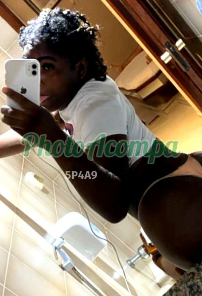 Kimbili, travesti em Bonsucesso (RJ)