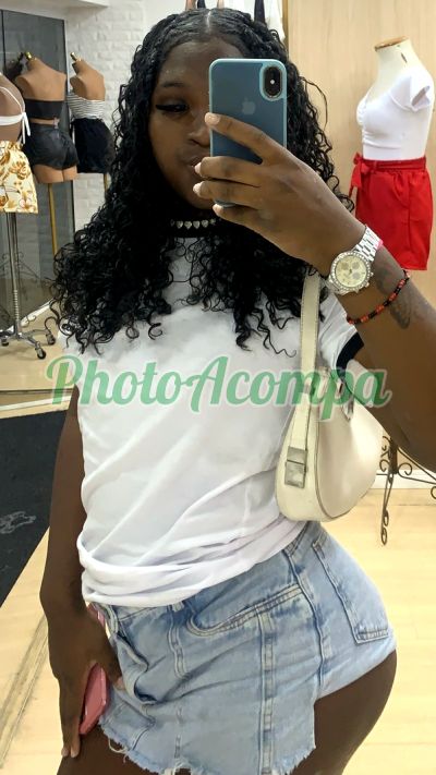 Kimbili, travesti em Bonsucesso (RJ)
