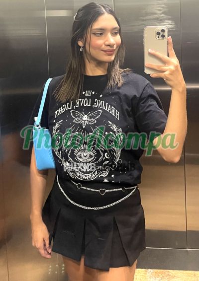 Lari, mulher que faz videochamadas e sexting