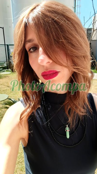 Deusa Atena, mulher que faz videochamadas e sexting