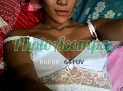 Lia, mulher que faz videochamadas e sexting
