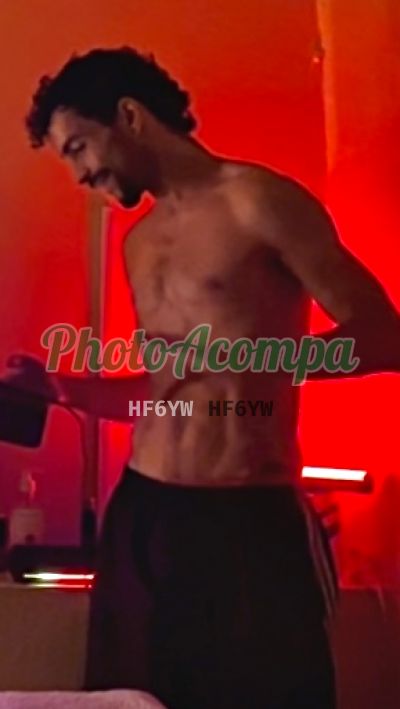 Henry, homem que faz massagens eróticas no Centro (SP)