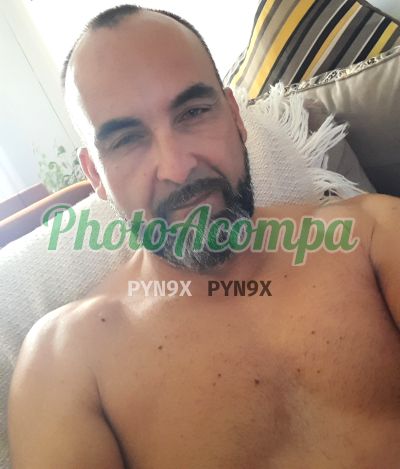 Leandro, homem que faz massagens eróticas em Porto Alegre
